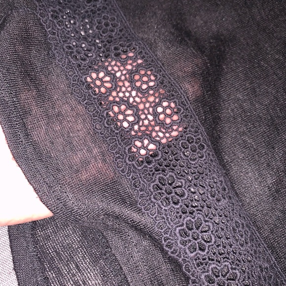 2 flowy tanks with crochet details - Picture 5 of 12